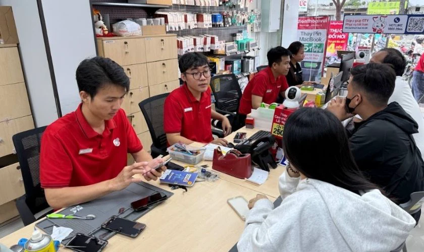 Mang máy đến trung tâm sửa chữa lỗi điện thoại tự khởi động lại