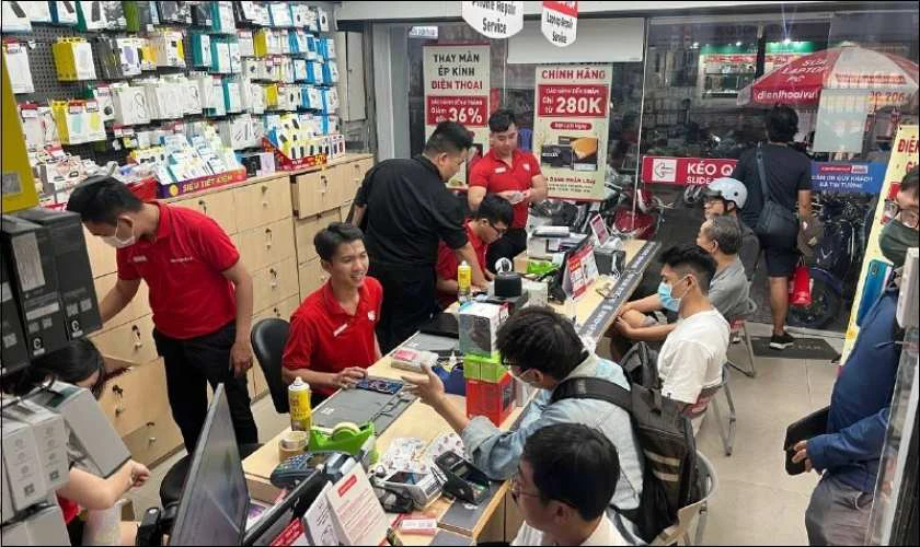 Mang điện thoại Vsmart đến trung t&acirc;m sửa chữa uy t&iacute;n