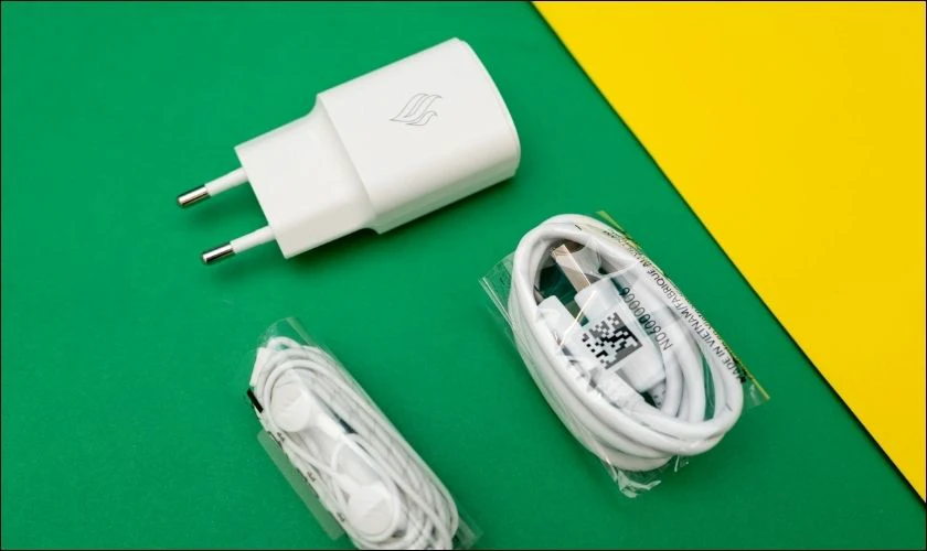 Kiểm tra bộ sạc khi điện thoại Vsmart bị lỗi kh&ocirc;ng mở được