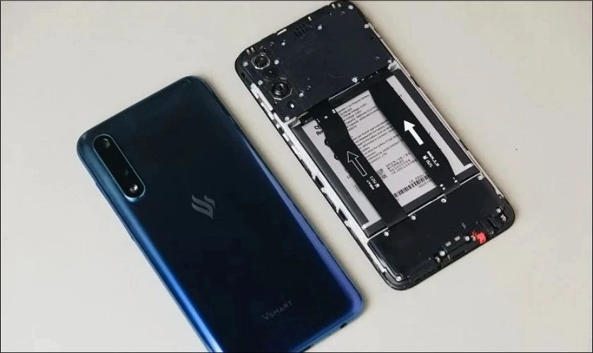 Th&aacute;o pin ra rồi lắp lại khi điện thoại Vsmart bị lỗi kh&ocirc;ng mở được
