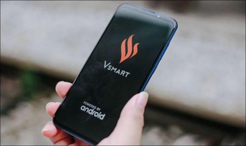 Khởi động lại bằng n&uacute;t nguồn khi điện thoại Vsmart bị lỗi kh&ocirc;ng mở được