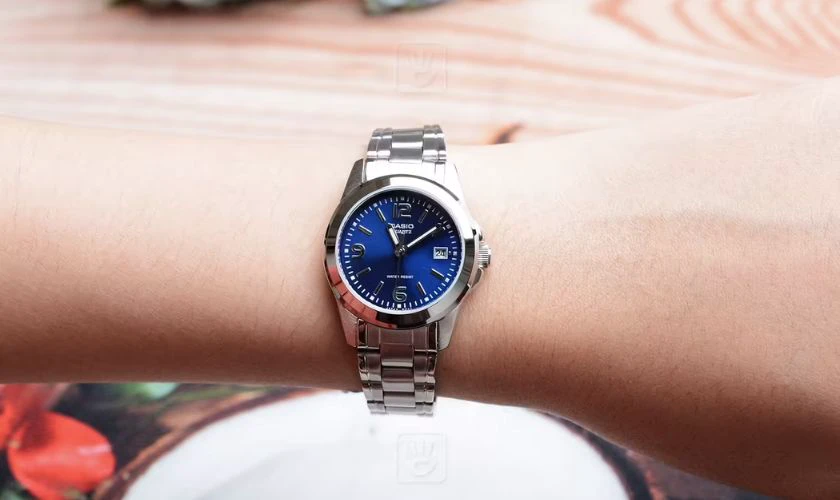 Casio MTP-1215A-2ADF gây ấn tượng với mặt số xanh dương hiện đại