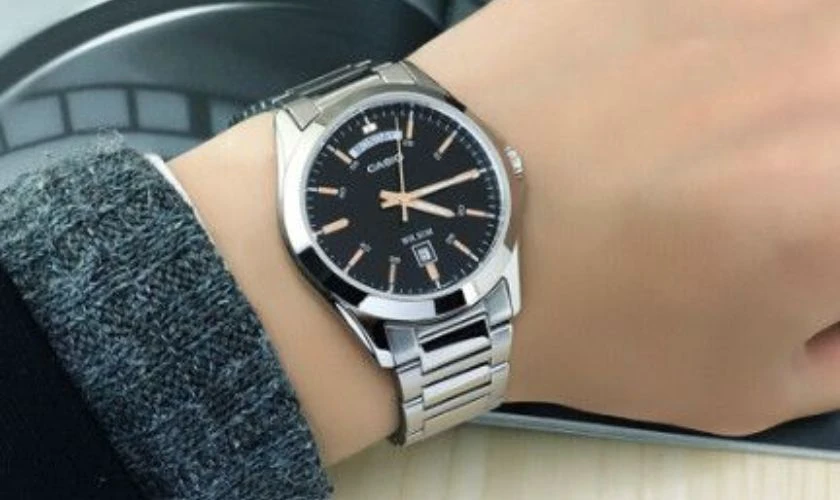 Casio MTP-1370D-1A2VDF sở hữu thiết kế đa kim