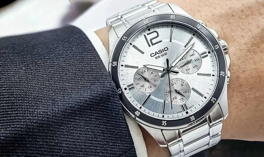 Casio MTP-1374D-7AVDF có thiết kế sang trọng với mặt số trắng