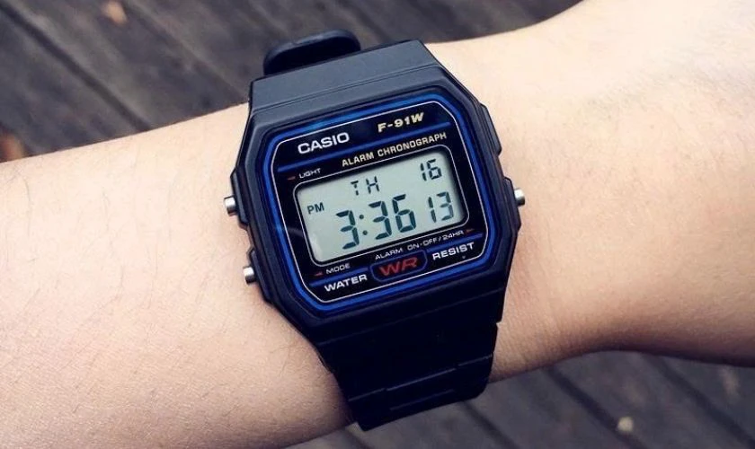 Casio F-91W-1DG là mẫu đồng hồ điện tử huyền thoại nổi tiếng với độ bền cao