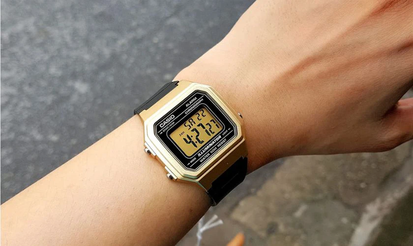 Casio W-217H-9AVDF nổi bật với màn hình điện tử lớn giúp xem giờ rõ ràng