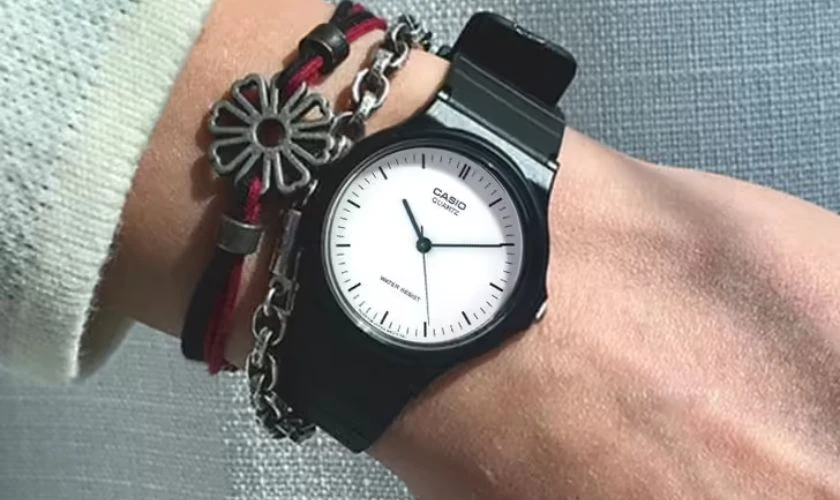 Casio MW-240-7EVDF sở hữu mặt số lớn với các cọc số rõ nét