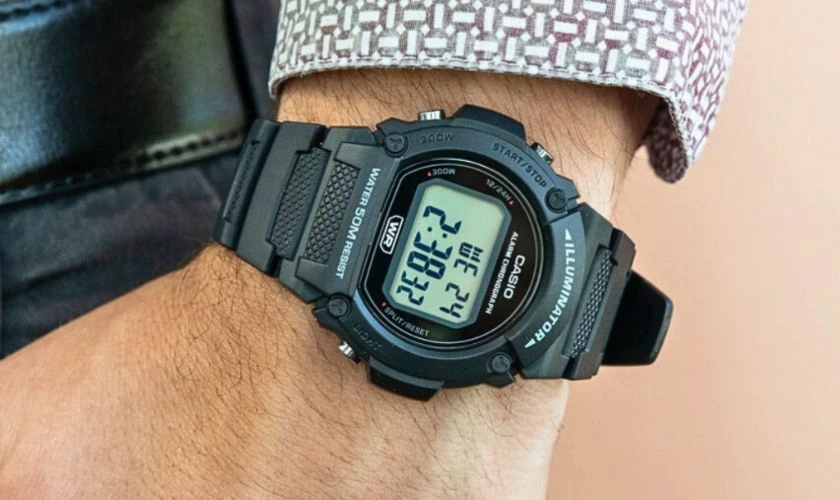 Casio W-219H-1AVDF có thiết kế thể thao mạnh mẽ cùng màn hình LCD lớn