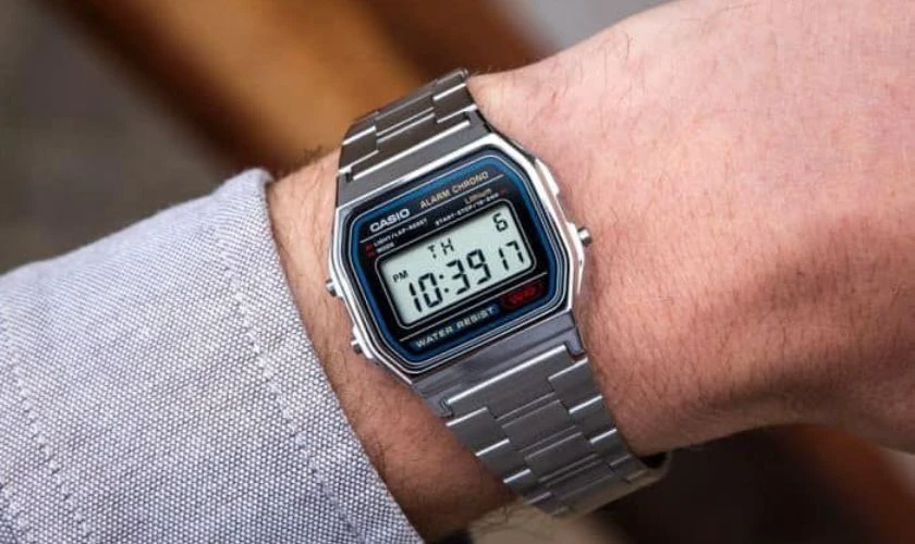 Casio A158WA-1DF mang phong cách retro đặc trưng với dây thép không gỉ