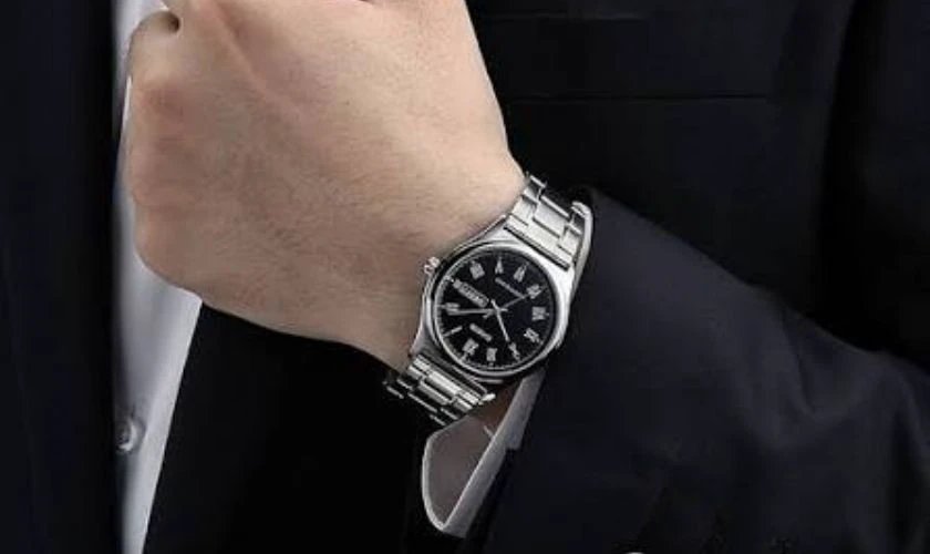 Casio MTP-V006D-1BUDF mang phong cách lịch sự với mặt số đen