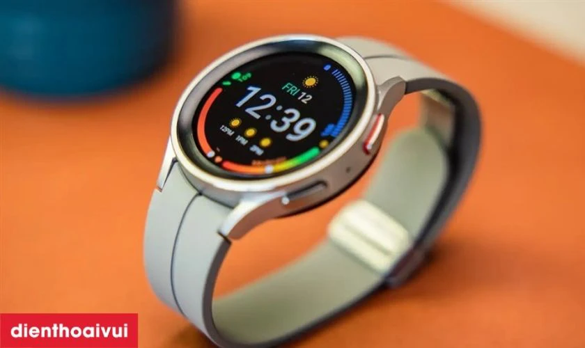 Đồng hồ th&ocirc;ng minh Samsung c&oacute; m&agrave;n h&igrave;nh hiển thị nổi bật&nbsp;