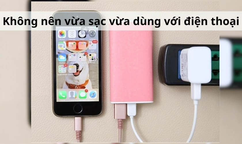 Kh&ocirc;ng n&ecirc;n vừa sạc vừa d&ugrave;ng với điện thoại