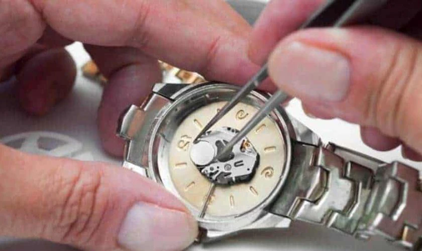 X&aacute;c định vị tr&iacute; lắp pin rồi lấy nh&iacute;p để kẹp vi&ecirc;n pin ra