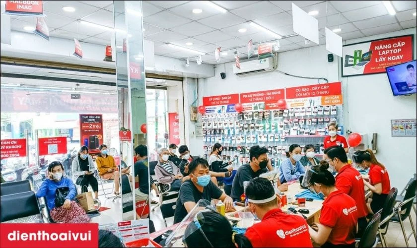 Dịch vụ &eacute;p cổ c&aacute;p m&agrave;n h&igrave;nh điện thoại tại Điện Thoại Vui