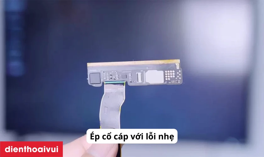&Eacute;p cổ c&aacute;p m&agrave;n h&igrave;nh iPhone 11 Pro: N&ecirc;n hay kh&ocirc;ng?