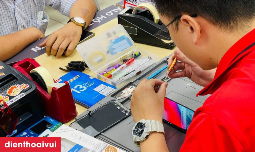 Dịch vụ &eacute;p cổ c&aacute;p m&agrave;n h&igrave;nh iPhone 11 Pro uy t&iacute;n, lấy liền tại Điện Thoại Vui