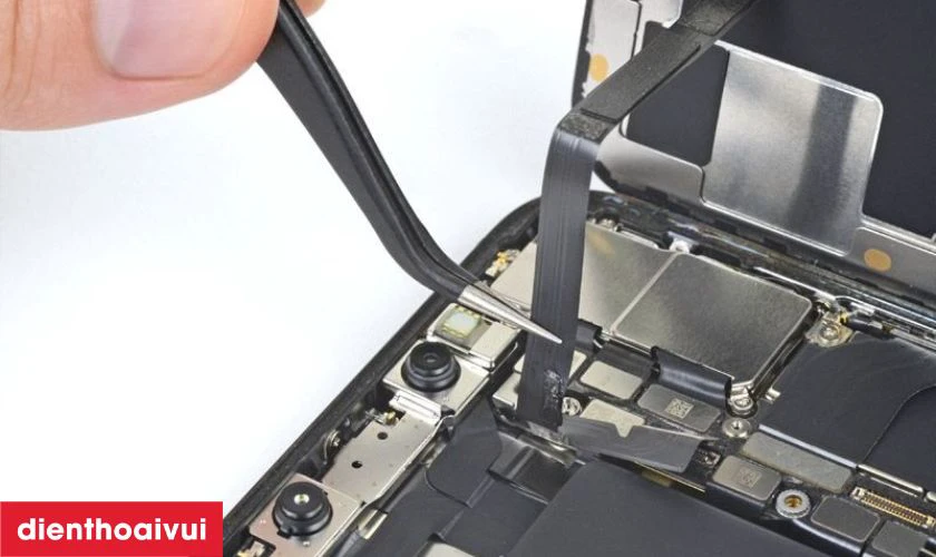 C&oacute; n&ecirc;n &eacute;p cổ c&aacute;p m&agrave;n h&igrave;nh iPhone 13 Pro kh&ocirc;ng?