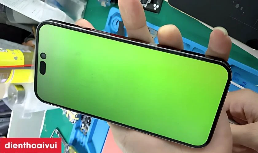 Lỗi xanh m&agrave;n h&igrave;nh c&oacute; thể l&agrave; do cổ c&aacute;p hỏng