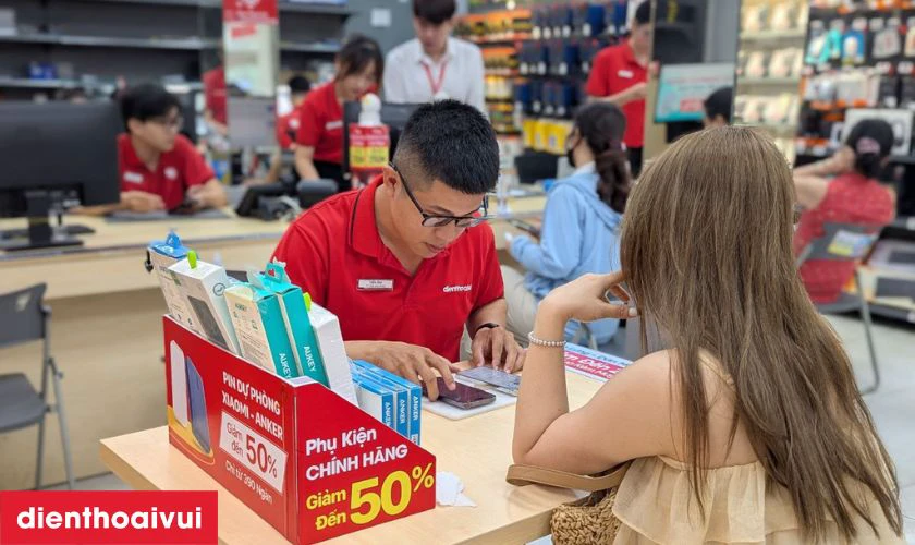 Nh&acirc;n vi&ecirc;n tiếp nhận iPhone 14 v&agrave; t&igrave;nh trạng lỗi từ kh&aacute;ch h&agrave;ng