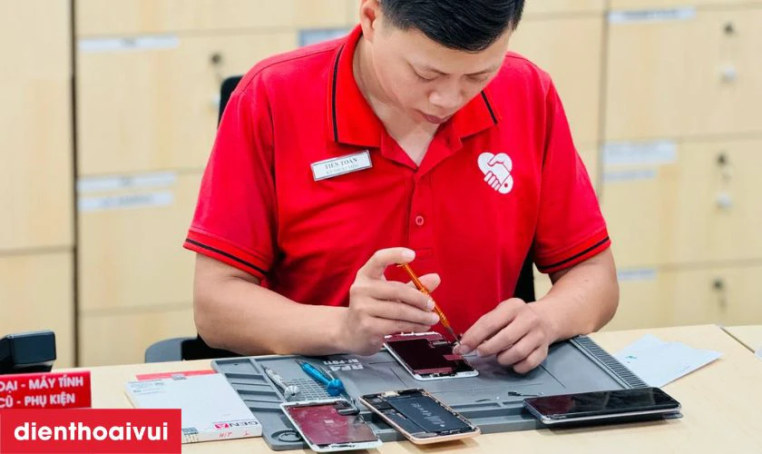 Tiến h&agrave;nh thay &eacute;p cổ c&aacute;p m&agrave;n h&igrave;nh iPhone 14