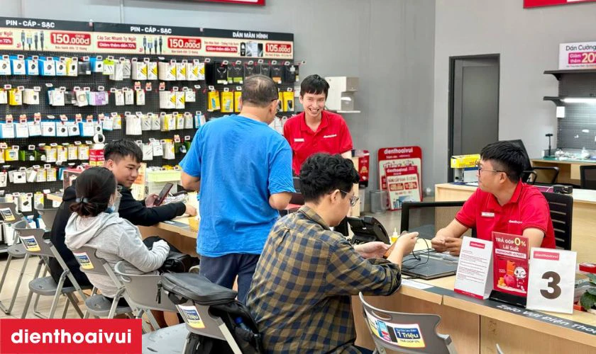 Cửa h&agrave;ng &eacute;p cổ c&aacute;p m&agrave;n h&igrave;nh iPhone 14 ch&iacute;nh h&atilde;ng, lấy liền tại Điện Thoại Vui