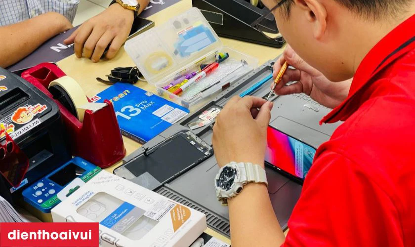 Dịch vụ &eacute;p cổ c&aacute;p m&agrave;n h&igrave;nh iPhone 14 Pro Max uy t&iacute;n, lấy liền tại Điện Thoại Vui