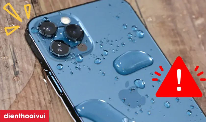 iPhone 15 Plus bị nhiễm nước c&oacute; thể l&agrave;m hỏng c&aacute;p m&agrave;n h&igrave;nh