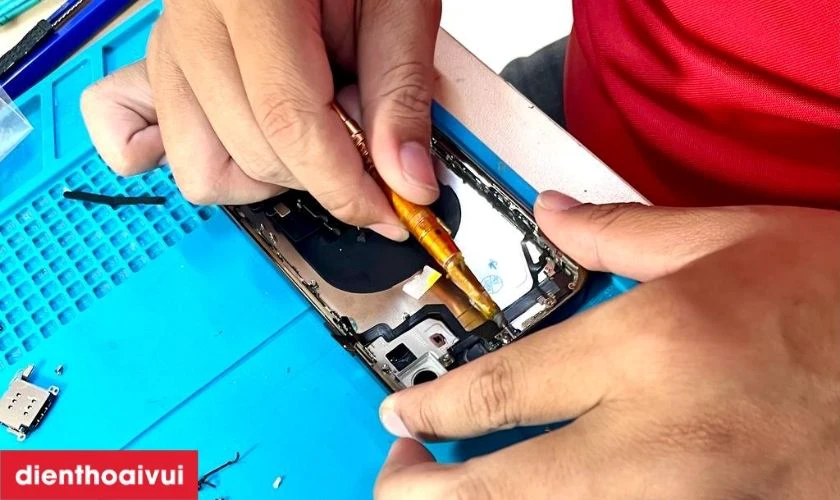 Ép cổ cáp màn hình iPhone tại Điện Thoại Vui