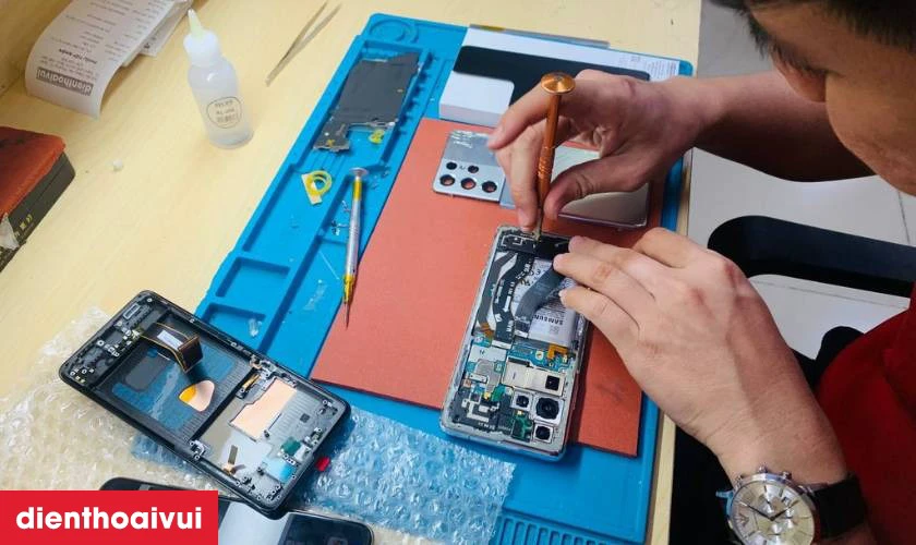 Quy tr&igrave;nh &eacute;p cổ c&aacute;p m&agrave;n h&igrave;nh Samsung Galaxy S21 chuy&ecirc;n nghiệp lấy liền tại Điện Thoại Vui