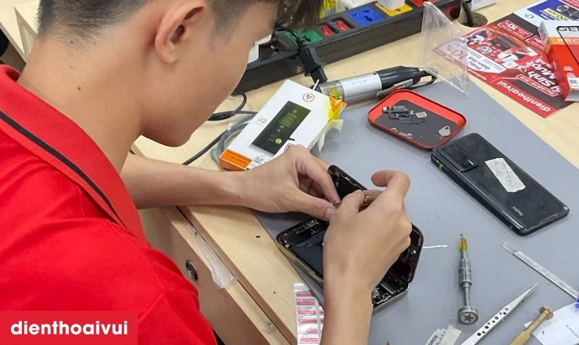 Quy tr&igrave;nh &eacute;p cổ c&aacute;p m&agrave;n h&igrave;nh S21 Plus chuy&ecirc;n nghiệp tại Điện Thoại Vui