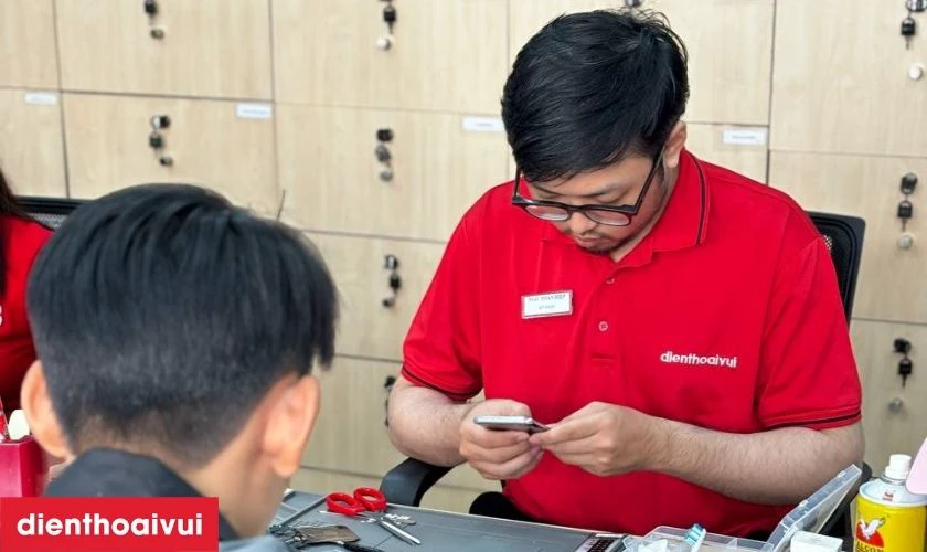 &Eacute;p cổ c&aacute;p m&agrave;n h&igrave;nh ch&iacute;nh h&atilde;ng tại Điện Thoại Vui