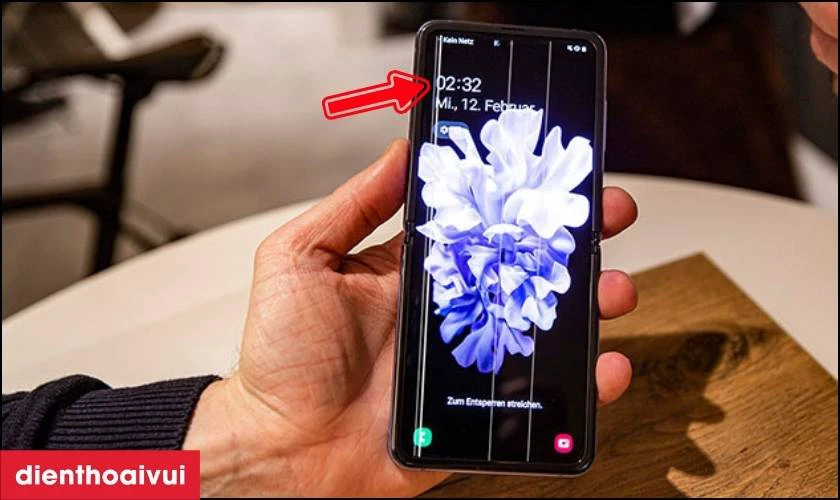 Khi n&agrave;o bạn cần &eacute;p cổ c&aacute;p m&agrave;n h&igrave;nh Samsung Z Flip 2 5G?