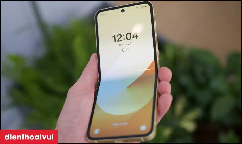 C&oacute; n&ecirc;n &eacute;p cổ c&aacute;p m&agrave;n Samsung Z Flip 2 5G kh&ocirc;ng?