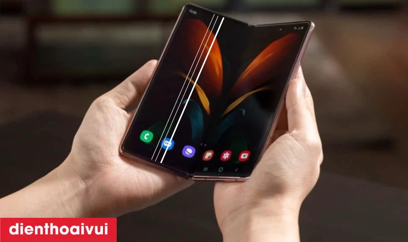 Tại sao màn hình Samsung Z Fold 2 bị hư cổ cáp?