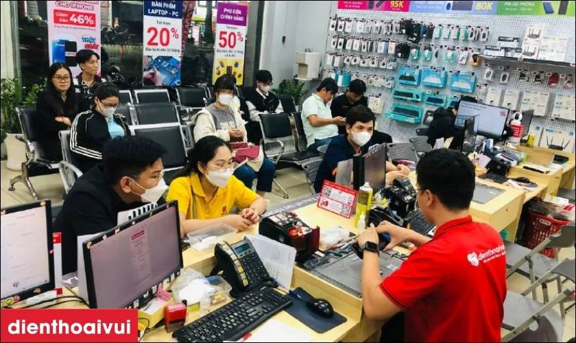 Quy tr&igrave;nh &eacute;p cổ c&aacute;p m&agrave;n h&igrave;nh Samsung Z Fold 4 tại Điện Thoại Vui