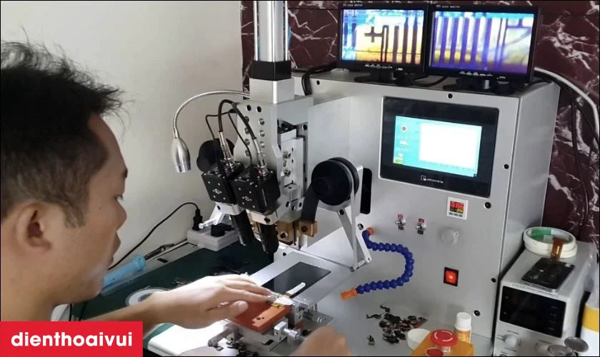 Quy tr&igrave;nh &eacute;p cổ c&aacute;p m&agrave;n h&igrave;nh tại Điện Thoại Vui