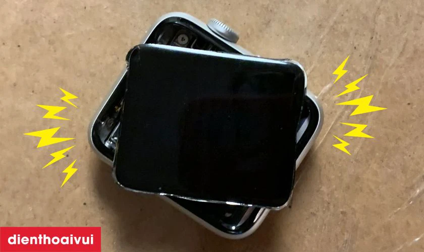 Mặt k&iacute;nh bị nứt vỡ do đ&egrave; vật nặng