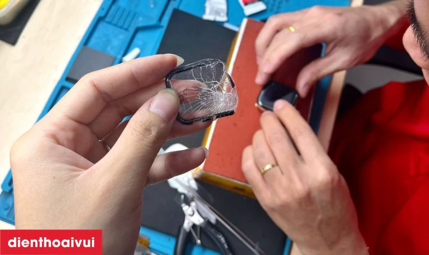 Thay &eacute;p k&iacute;nh mới cho Apple Watch SE 2022