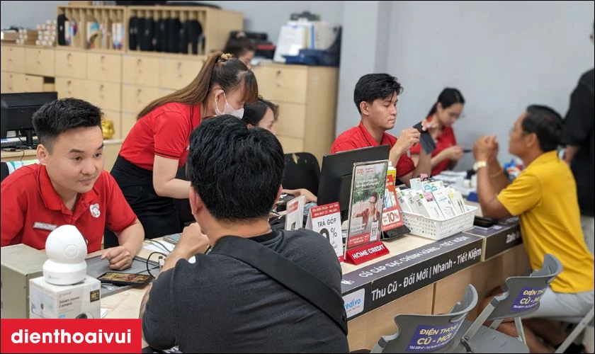 Dịch vụ &eacute;p k&iacute;nh iPhone 15 Plus ch&iacute;nh h&atilde;ng, lấy liền tại Điện Thoại Vui