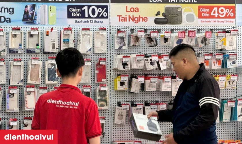 Dịch vụ &eacute;p k&iacute;nh iPhone 15 Pro ch&iacute;nh h&atilde;ng, lấy liền tại Điện Thoại Vui