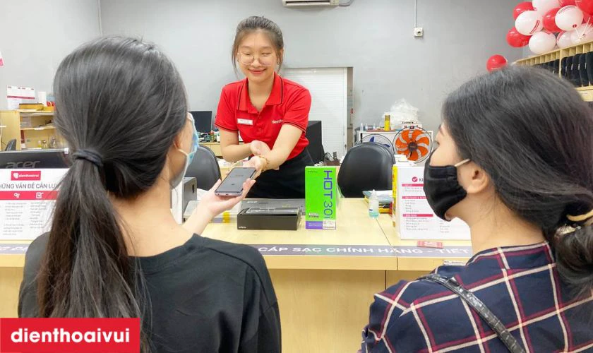 Nh&acirc;n vi&ecirc;n hướng dẫn kh&aacute;ch h&agrave;ng kiểm tra lại m&aacute;y