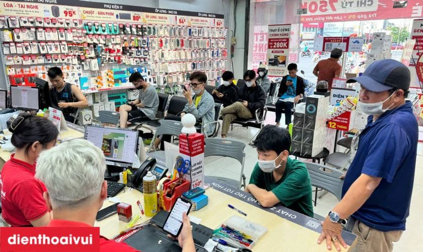 Dịch vụ &eacute;p k&iacute;nh iPhone 15 Pro Max ch&iacute;nh h&atilde;ng, lấy liền tại Điện Thoại Vui