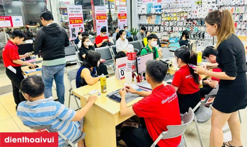 Địa chỉ &eacute;p k&iacute;nh iPhone 15 Pro Max ở đ&acirc;u uy t&iacute;n, lấy liền lại TPHCM v&agrave; H&agrave; Nội