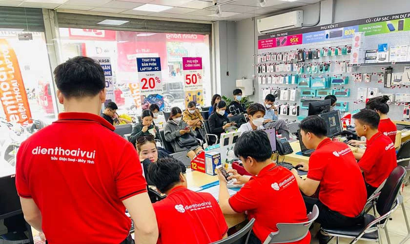 H&igrave;nh 3: Kh&aacute;ch h&agrave;ng Quận 6 tại cửa h&agrave;ng Điện Thoại Vui