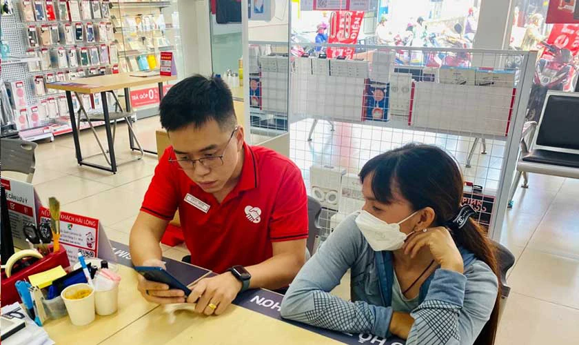 H&igrave;nh 3: Chuy&ecirc;n gia kỹ thuật tại cửa h&agrave;ng Điện Thoại Vui B&igrave;nh T&acirc;n