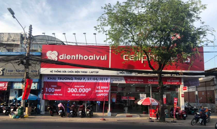 Cửa h&agrave;ng &eacute;p k&iacute;nh iPhone Điện Thoại Vui chi nh&aacute;nh T&acirc;n B&igrave;nh
