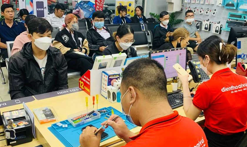 Kh&aacute;ch h&agrave;ng T&acirc;n B&igrave;nh tại cửa h&agrave;ng Điện Thoại Vui