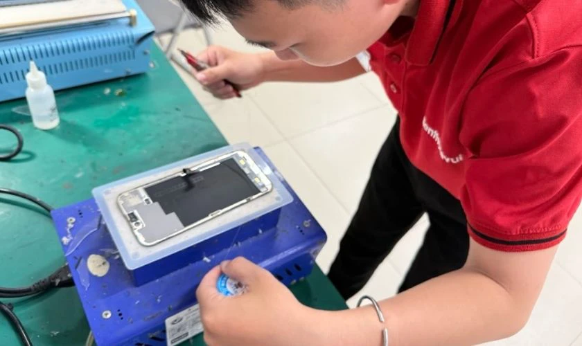 Yếu tố ảnh hưởng đến giá ép kính Nubia quận 7