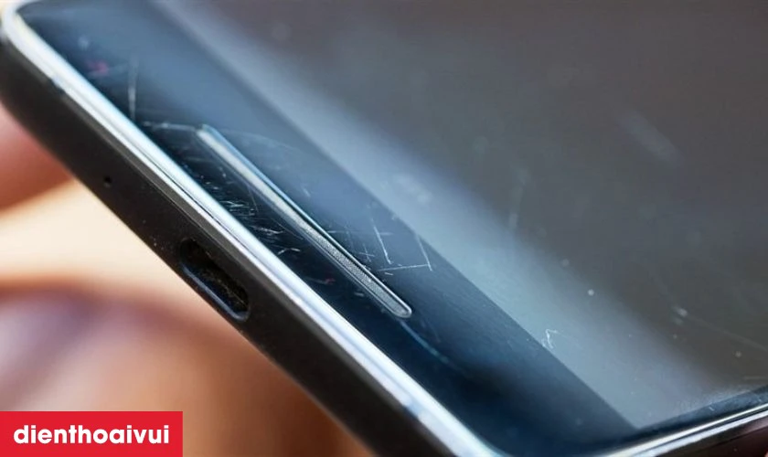 Mặt k&iacute;nh trầy xước nhiều
