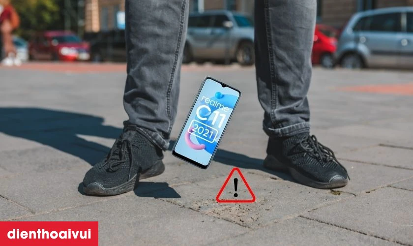 Rơi điện thoại cũng l&agrave; nguy&ecirc;n nh&acirc;n l&agrave;m điện thoại vỡ k&iacute;nh